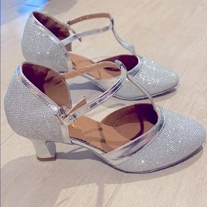 Womens silver dress shoes 1.5 inch  heels size 6